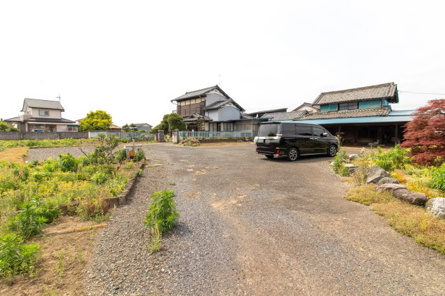 足利市高松町の中古一戸建の駐車場