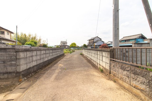 足利市高松町の中古一戸建の前面道路含む現地写真