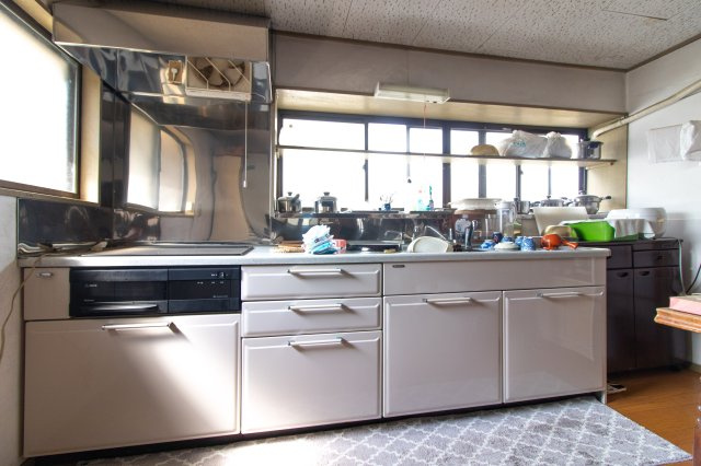 足利市高松町の中古一戸建のキッチン|明るく開放的な空間を演出し、自然光と風をふんだんに取り込むことができる一方、プライバシー・防犯面での懸念も生じます。