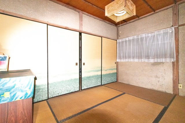 足利市高松町の中古一戸建の和室|畳は適度な硬さで、耐衝撃性も高いため、転倒しても怪我のリスクを抑えられます。そのため、小さなお子さん・ご高齢の方でも安心ですね(^ ^)