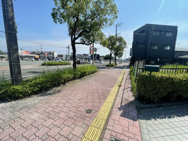 新地町売り土地の前面道路含む現地写真