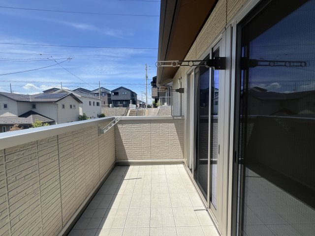 大和ハウス施工の大和にある大和なでしこ物件【大和市下鶴間】中古戸建のバルコニー|開放的で明るい空間を演出してくれるバルコニーです