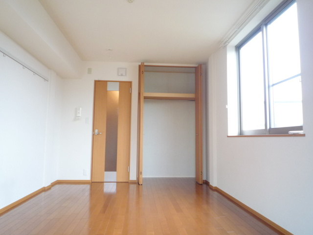 メゾン北綾瀬の寝室|★角部屋２面採光のお部屋★