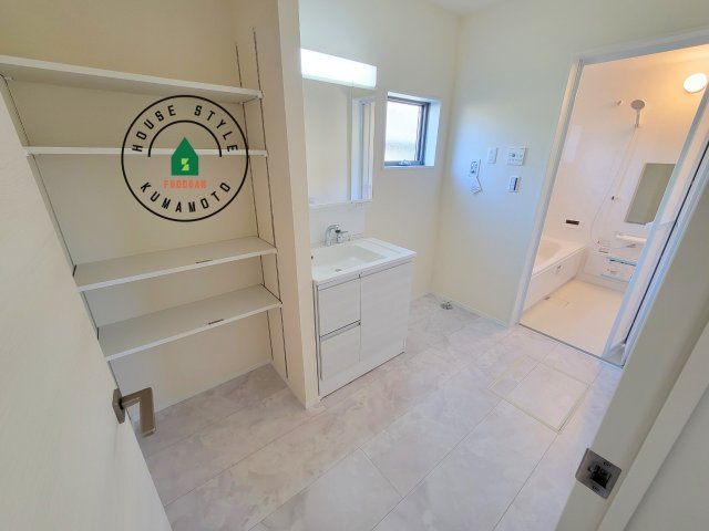 熊本市中央区帯山4丁目第15-2棟（1号棟）の脱衣所|ゆとりの洗面スペースで朝の身支度もスムーズに。暮らしを快適に変えるシャワー付洗面台です！