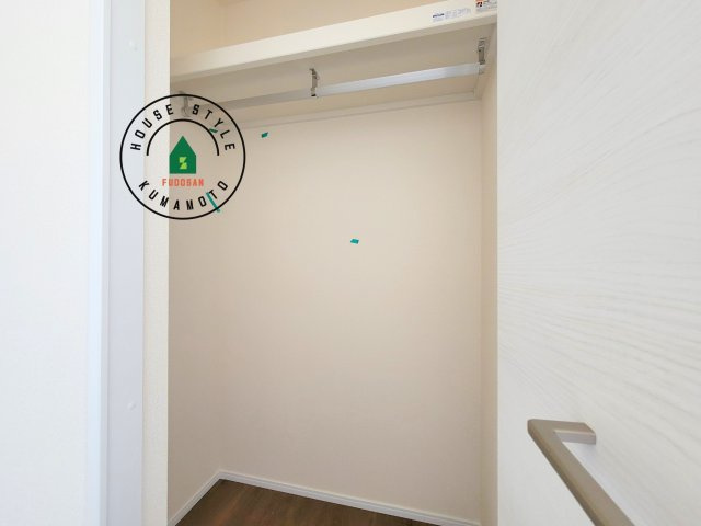 熊本市中央区帯山4丁目第15-2棟（1号棟）の収納|洋服や大きな荷物が多い方や人数の多いご家族などは、一般的なクローゼットよりもウォークインクローゼットのほうが使い勝手が良いです。