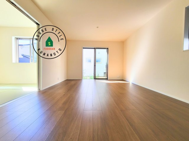 熊本市中央区帯山4丁目第15-2棟（1号棟）の居間・リビング|キッチンからリビングをしっかり確認できます。家族の笑顔があふれる空間になりそうですね。