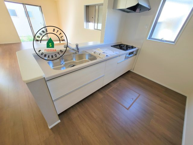 熊本市中央区帯山4丁目第15-2棟（1号棟）のキッチン|ご家族を近くに感じられる対面キッチンのLDK。会話もはずみそうですね。