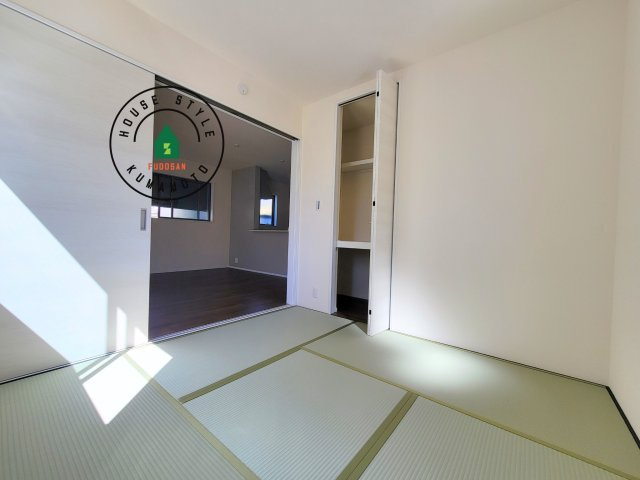 熊本市中央区帯山4丁目第15-2棟（1号棟）の和室|和室を上手に活用すると暮らし方の幅が広がります。例えば普段は開け放して、子供の小さいうちはお昼寝や遊びのスペースに。畳はソフトなので転んでもケガをしにくく安心です