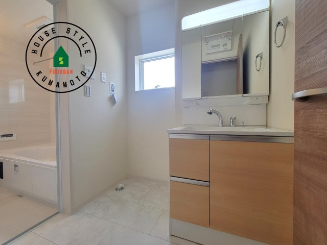 合志市竹迫第1-3棟（2号棟）の脱衣所|ゆとりの洗面スペースで朝の身支度もスムーズに。暮らしを快適に変えるシャワー付洗面台です！