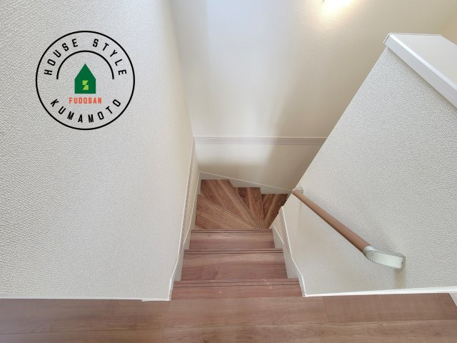 合志市竹迫第1-3棟（2号棟）の内装|＜手すり付階段＞手すりがないと階段の昇り降りで危険なことはもちろん、壁に手をつきながら歩くことで壁紙が汚れやすくなります。すべての方に快適に昇り降りしていただくため、手すりを設置しました。