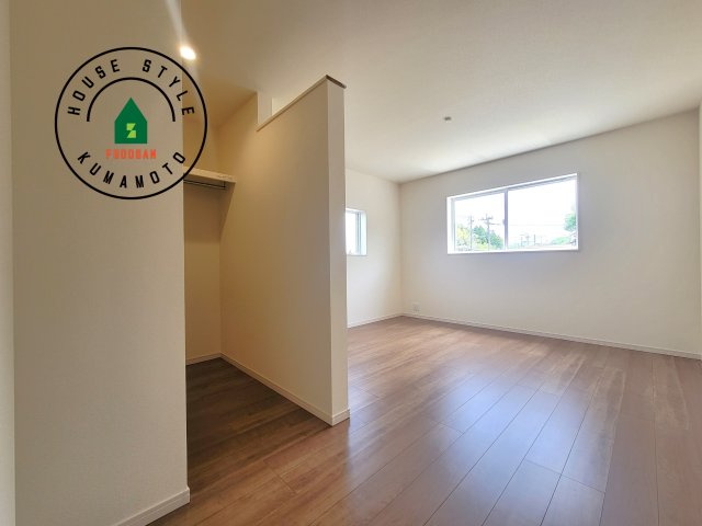 合志市竹迫第1-3棟（2号棟）の寝室|主寝室には収納力に優れたクローゼットがありますので、お部屋もすっきり片付きます。