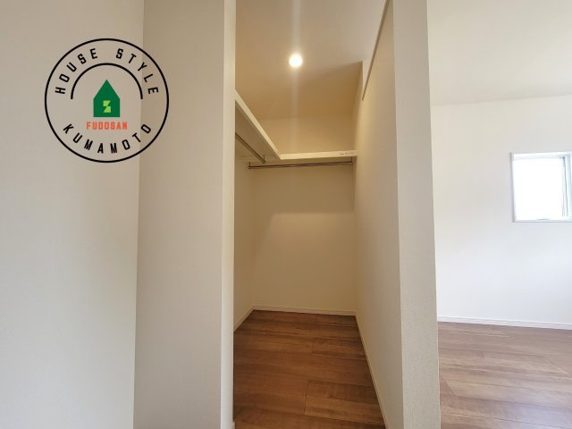 合志市竹迫第1-3棟（2号棟）の収納|洋服や大きな荷物が多い方や人数の多いご家族などは、一般的なクローゼットよりもウォークインクローゼットのほうが使い勝手が良いです。