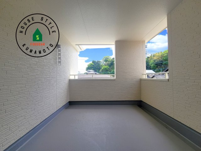 合志市竹迫第1-3棟（2号棟）のバルコニー|風をしっかりと感じられるバルコニーでは、毎日が洗濯日和です。広々としているので洗濯も楽しくなるでしょうし、気分転換にバルコニーからの眺めを楽しむのもいいでしょう。