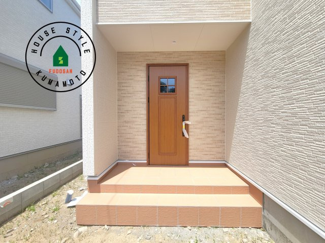 合志市竹迫第1-3棟（2号棟）の玄関|おでかけの時も帰った時も、「我が家」を最初に感じでもらえる素敵な空間に。