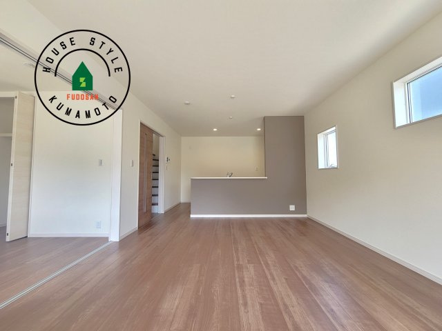 合志市竹迫第1-3棟（2号棟）の居間・リビング|キッチンからリビングをしっかり確認できます。家族の笑顔があふれる空間になりそうですね。