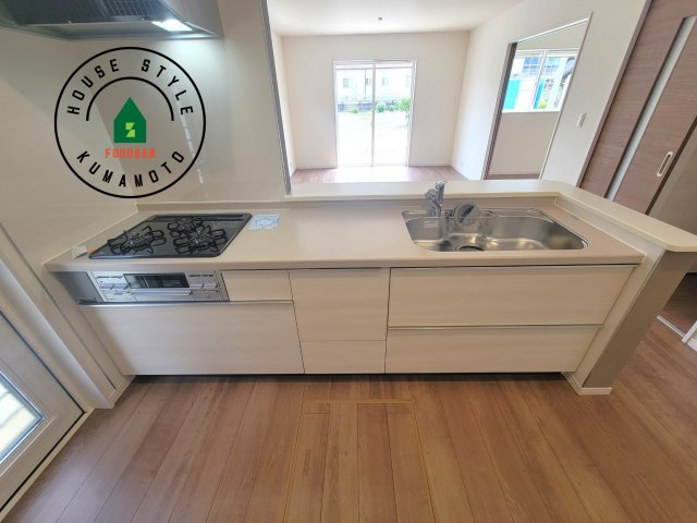 合志市竹迫第1-3棟（2号棟）のキッチン|ご家族を近くに感じられる対面キッチンのLDK。会話もはずみそうですね。