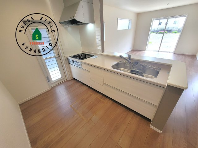 合志市竹迫第1-3棟（2号棟）のキッチン|ダイニングテーブルへの配膳がラクラク、お料理はかどるカウンター付きシステムキッチン！