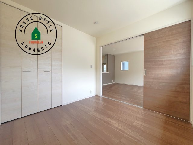 合志市竹迫第1-3棟（2号棟）の和室|和室を上手に活用すると暮らし方の幅が広がります。例えば普段は開け放して、子供の小さいうちはお昼寝や遊びのスペースに。畳はソフトなので転んでもケガをしにくく安心です