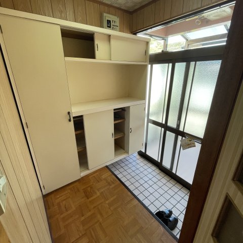 舟見町２丁目５－１５の玄関