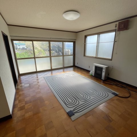 舟見町２丁目５－１５の居間・リビング