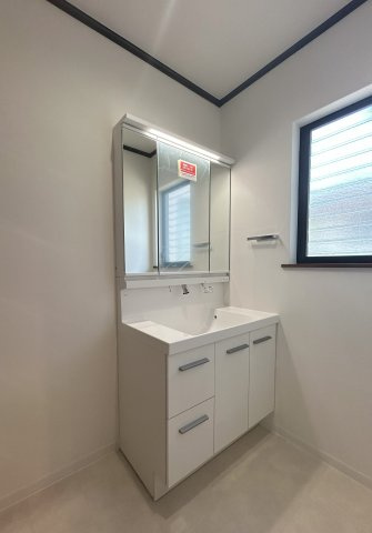 和泉市いぶき野1丁目戸建の独立洗面台|１階洗面室