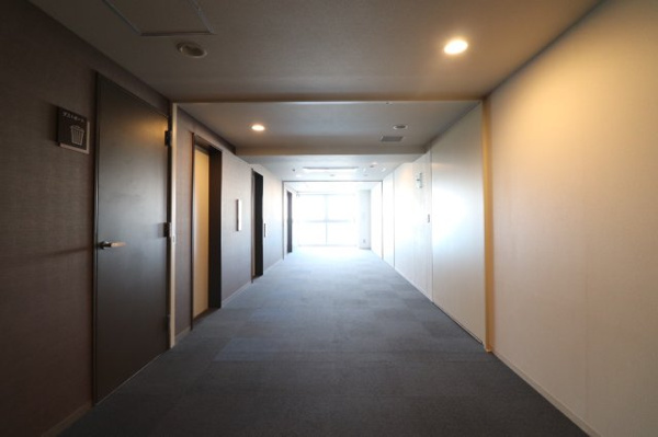【その他共用部分】 | 【共用廊下】ホテルライクで落ち着いた雰囲気の、ゆとりある内廊下です！