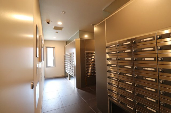 【設備】 | 【メールコーナー】シンプルなデザインで使いやすい郵便受けです。宅配ボックスもございます！