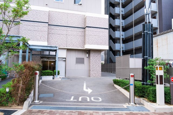 【駐車場】 | 【敷地内駐車場】きちんと整備されたきれいな駐車場です！十分な広さがあり、車の出し入れもスムーズ！