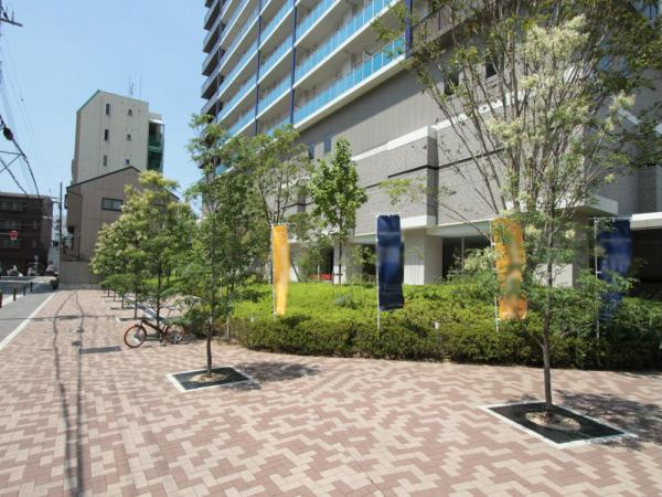 【周辺】 | 【周辺】豊かな緑のあるラグジュアリー空間。マンションの周りには、ゆったりとした緑地を確保しています。