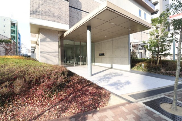  | 【エントランス外観】ゆったりとしたキャノピーが印象的なマンション玄関口。落ち着いた風情と溢れる風格！