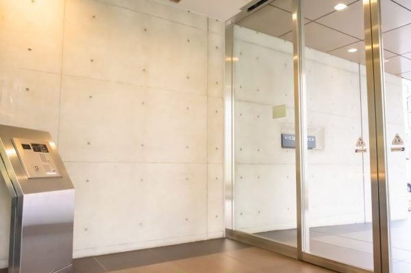 【エントランス】 | 【風除室】嬉しいオートロック付き♪こちらのマンションは防犯とセキュリティに特化しております！