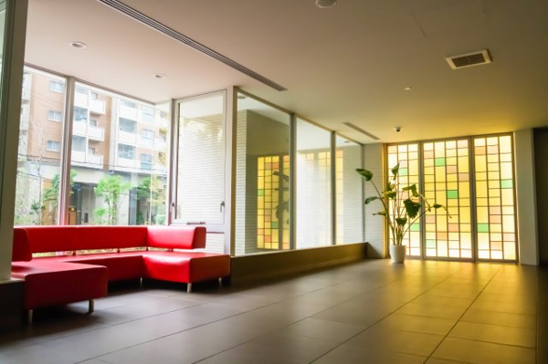 【エントランス】 | 【エントランスホール】シーズンズガーデンにせり出した憩いの空間「ガーデンラグーン」！