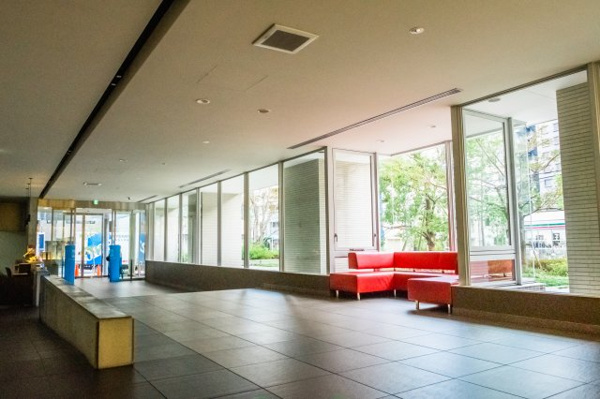 【エントランス】 | 【エントランスホール】四季折々の風情との一体感。都心の喧噪をふと忘れさせ、安らぎを与えてくれます。