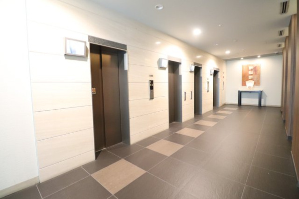 【その他共用部分】 | 【エレベーターホール】待ち時間をも憩いに変える優雅なデザイン。エレベーターは合計4基ございます！