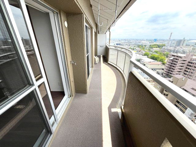 忠道マンションA棟のバルコニー|南面のバルコニーは広々しており洗濯物がたくさん干せて良く乾きます!