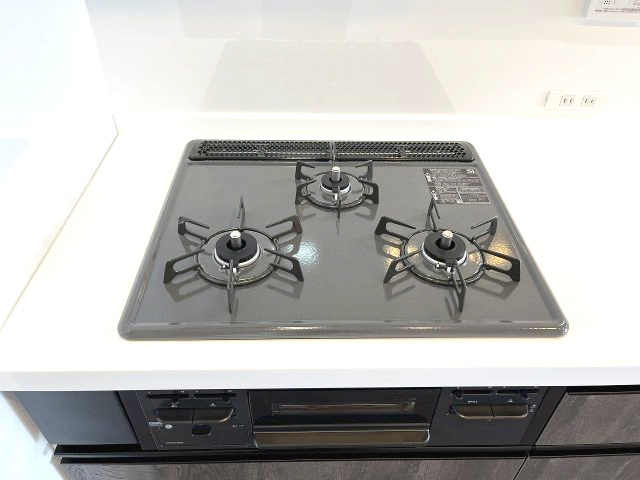 忠道マンションA棟のキッチン|3口コンロ付なのでお料理がはかどります！煮込み料理などお時間の掛かる料理をしながら他の料理も作れるので料理時間の短縮にもなりますね♪