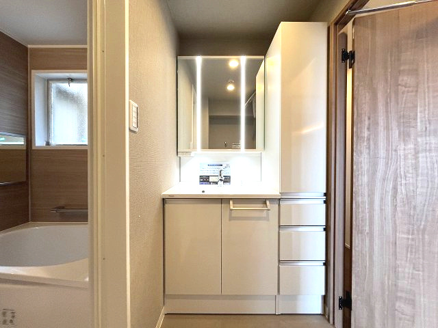 忠道マンションA棟の独立洗面台|清潔感溢れるスタイリッシュなデザインの洗面化粧台！
サイズも大きく忙しい朝もゆったりと身支度を整えることができます！
