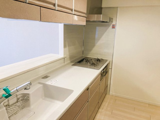 【キッチン】 | エクセルコート浦和 | リビングを見渡せるカウンターキッチンでお料理もはかどりますね。【2022年10月撮影】