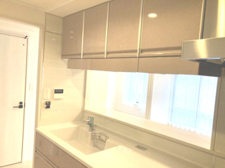 【キッチン】 | エクセルコート浦和 | 吊るし収納も付いて収納力のあるキッチンです。【2022年10月撮影】