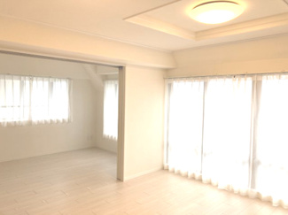 【居間・リビング】 | エクセルコート浦和 | 最上階で陽当たり・眺望・解放感抜群です。【2022年10月撮影】