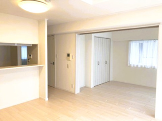 【居間・リビング】 | エクセルコート浦和 | 13.7帖のLDKと6帖の続間（洋室）は広々とした快適空間です。【2022年10月撮影】