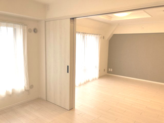 【洋室】 | エクセルコート浦和 | 陽当りの心地よい空間です。【2022年10月撮影】