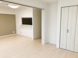 【居間・リビング】 | エクセルコート浦和 | LDKと洋室を繋げて開放的な約20帖のリビング空間としても利用可能です。【2022年10月撮影】