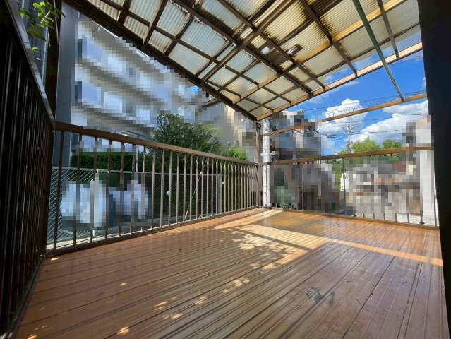 【価格改定】京都市西京区大原野上里南ノ町のバルコニー|屋根付きのゆとりあるバルコニー。洗濯物もたっぷり干せます！