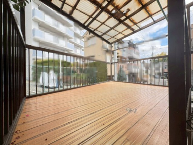 【商談中】京都市西京区大原野上里南ノ町のバルコニー|屋根付きのゆとりあるバルコニー。洗濯物もたっぷり干せます！