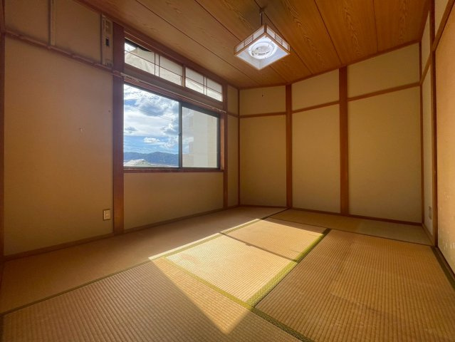 【商談中】京都市西京区大原野上里南ノ町の和室|2階 当たり良好の和室（約6帖）
くつろぎの和室で家族団らんのひとときを。