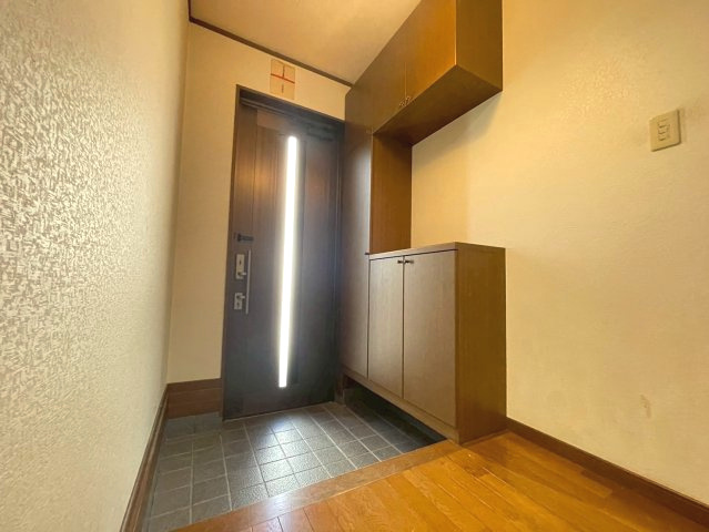 【商談中】京都市西京区大原野上里南ノ町の玄関|玄関収納付きで、靴や小物もすっきり片付きます(^^)/