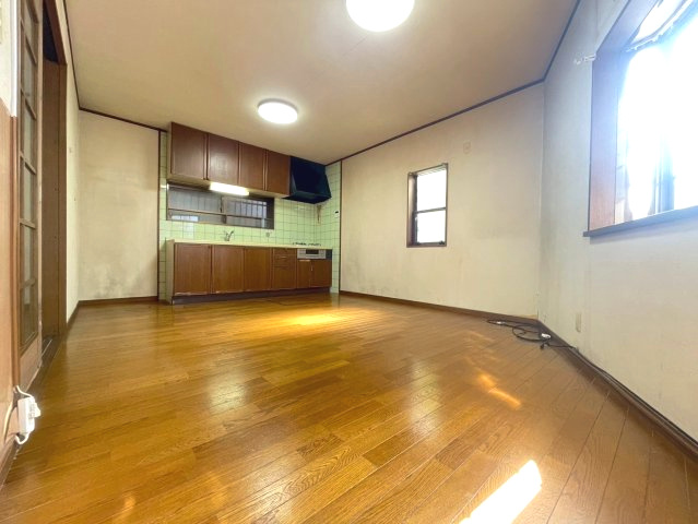 【価格改定】京都市西京区大原野上里南ノ町の居間・リビング|約10帖のリビングは二面採光で、自然光がたっぷり差し込みます！