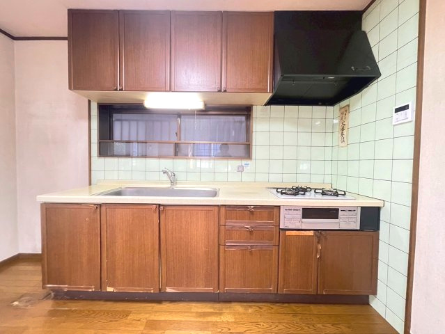 【価格改定】京都市西京区大原野上里南ノ町のキッチン|収納豊富なキッチン。
淡いグリーンのタイルが空間を爽やかに演出します！