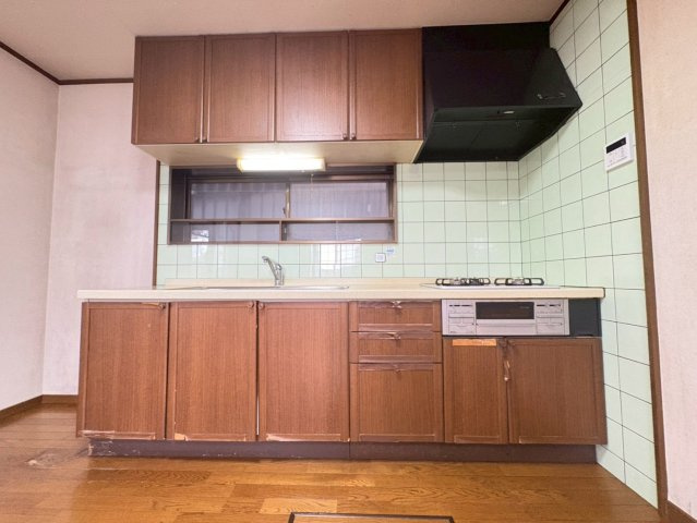 【商談中】京都市西京区大原野上里南ノ町のキッチン|収納豊富なキッチン。
淡いグリーンのタイルが空間を爽やかに演出します！